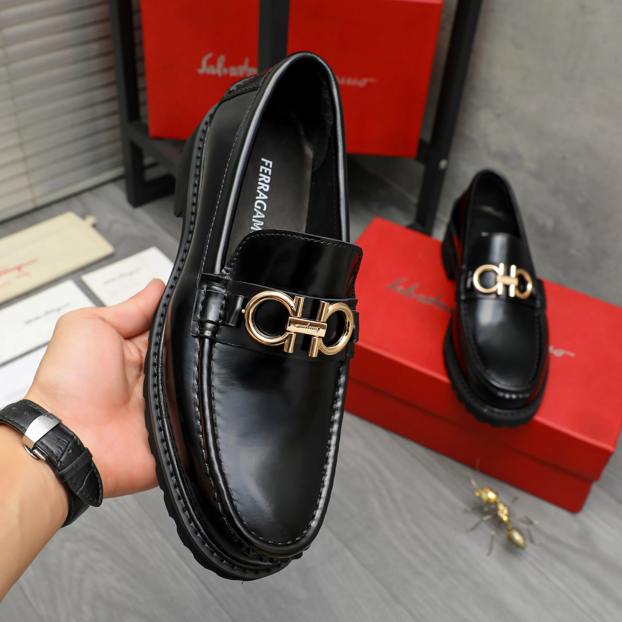 Men's shoes 💰442 Product trademark: Ferragamo "Ferragamo" business formal leather shoes Regular size: 38-46 (45.46 custom-made and non-returnable) Product materials: Selected pearlescent cowhide upper, cowhide lining, non-slip rubber outsole